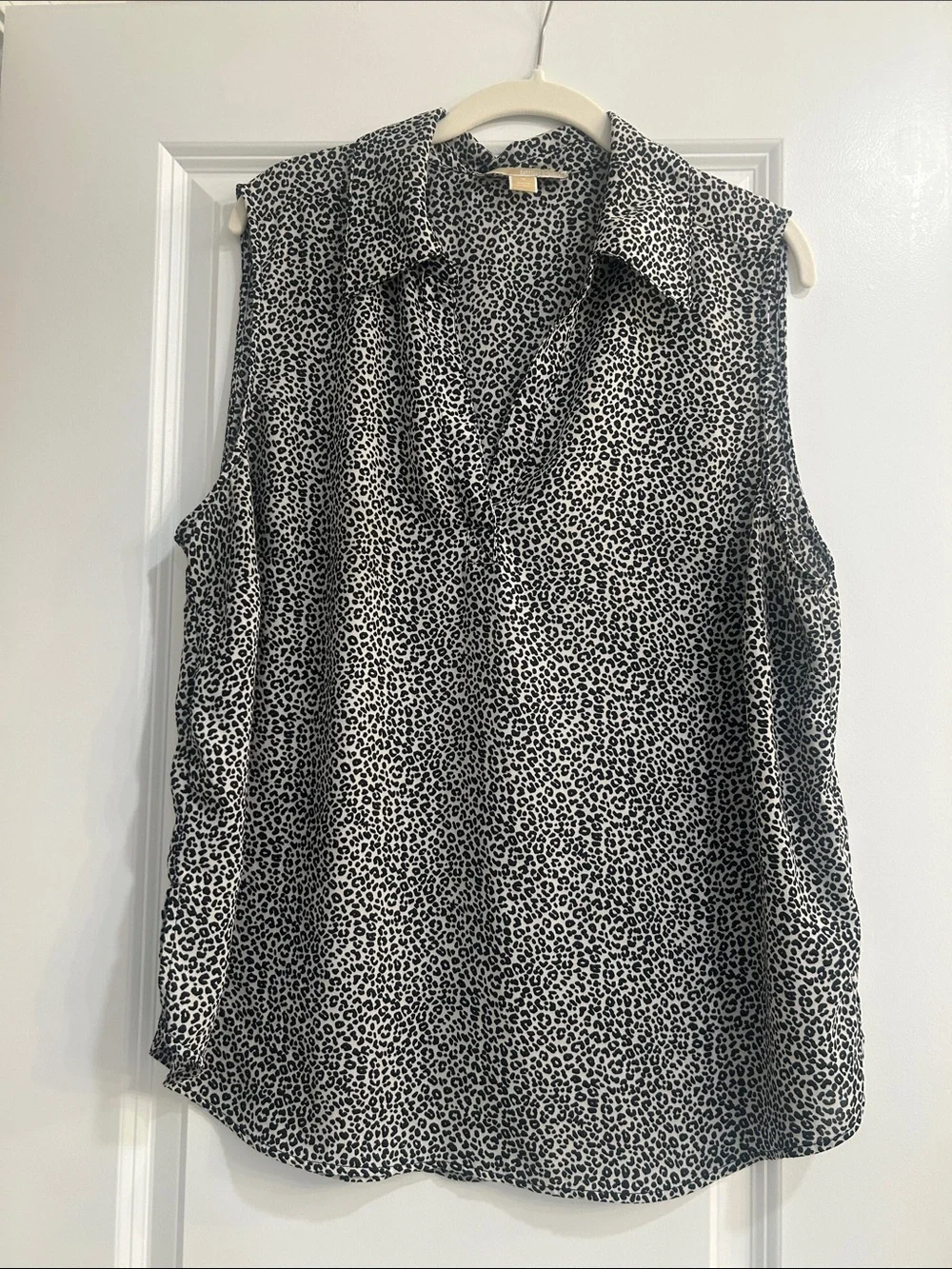 Michael Kors Black & White Leopard Sleeveless V-Neck Collared Blouse